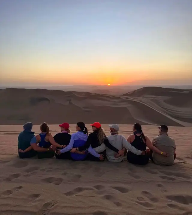 Púštne buginy aj sandboarding mal veľký úspech 🔥 s touto vtipnou skupinkou 🤭.