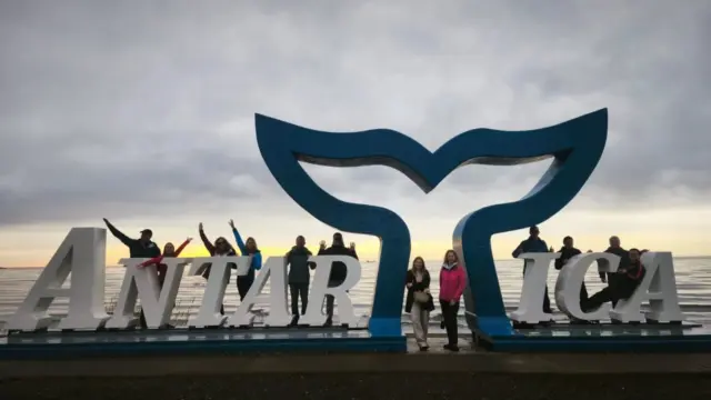 A sme v Punta Arenas 🇨🇱! Najjužnejším mestom kontinentálnej Ameriky.

Skupinka Brazília, Patagónia, Chile a Argentína.
Fotky z Nao Victoria múzea s replikami významných lodí ako napríklad Nao Vicotria (prvá loď, ktorá oboplávala zemeguľu.
Foto aj s pamätníkom Mateja Bencúra (Kukučína), ktorý tu pôsobil ako lekár v rokoch 1907 - 1922.