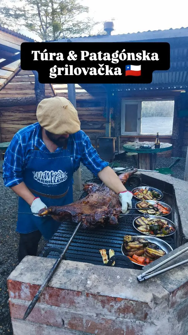 Jeden deň v Patagónii = všetky ročné obdobia 😄
Vietor, dážď, slnko… a do toho kondory nad nami. Vitaj v realite juhu 🦅.

Vyšli sme na túru, kde si to príroda diktuje sama. Drsné, krásne, nevyspytateľné… aj preto Patagóniu milujeme.

A potom? Odmena, aká má byť 🔥

Náš hostiteľ Jorge nás čakal s tradičným 'cordero al palo' – jahňacie mäso, ktoré sa pomaly pečie niekoľko hodín nad uhlíkmi. Jednoduché, poctivé a neskutočne dobré.

K tomu grilovaná zelenina, šalát, víno, pivo a samozrejme aj dezert 😁… a hlavne nezabudnuteľné momenty so super ľuďmi 💚.

Takýto deň je súčasťou nášho itineráru zájazdu Brazília, Patagónia, Chile & Argentína 🇧🇷🇨🇱🇦🇷.

#alpacatravelsk #tonajzjuznejameriky #tonajzpatsgonie #rupestrepatagonia

Muchas gracias a @rupestrepatagonia 🙏💯