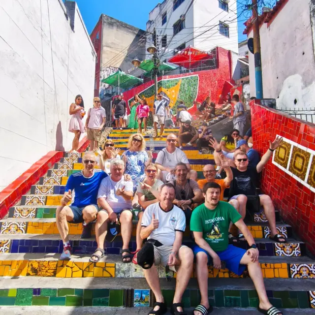 Selarónove schody v Rio de Janeiro 🇧🇷🎨

Tieto ikonické farebné schody vytvoril čílsky umelec Jorge Selarón, ktorý ich začal zdobiť v roku 1990 ako malý projekt pred svojím domom… a nakoniec sa z toho stalo jeho celoživotné dielo. Precestoval viac než 50 krajín a postupne sem pridával dlaždice z celého sveta – dnes ich je tu vyše 2000 z viac než 60 krajín 🌍.

Selarón bol excentrický umelec, žil priamo pri schodoch a každý deň na nich pracoval. Jedným z najzáhadnejších prvkov jeho tvorby je motív tehotnej černošskej ženy – často zobrazovanej aj s jeho vlastnou tvárou. Nikdy presne nevysvetlil jeho význam, čo len pridáva na mystike celého miesta.

Dnes patria medzi najznámejšie miesta v Rio de Janeiro a sú dôkazom, že aj jeden človek môže vytvoriť niečo svetové ❤️.

A my sme si ich užili spolu s našou skvelou skupinou 🙌💚.

👉 Ak chceš zažiť túto atmosféru naživo s nami, v októbri sa sem vraciame v rámci nášho zájazdu Brazília, Patagónia, Chile a Argentína ✈️.

#tonajzria #alpacatravelsk #tonajzjuznejameriky