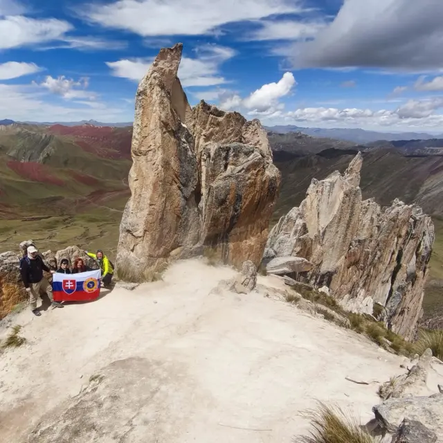 Palcoyo 🌈 hory v Peru nikdy nesklamú 😊.

Krátka cca 4 km túra cez farebné andské kopce, výhľady na zasnežené vrchy posvätného pohoria Ausangate a na záver aj krásny kamenný les 💯.

Tentokrát sme si to vyšľapali s touto super skupinkou a počasie nám prialo na jednotku ⛰️🇵🇪.

#alpacatravelsk  #tonajzperu
