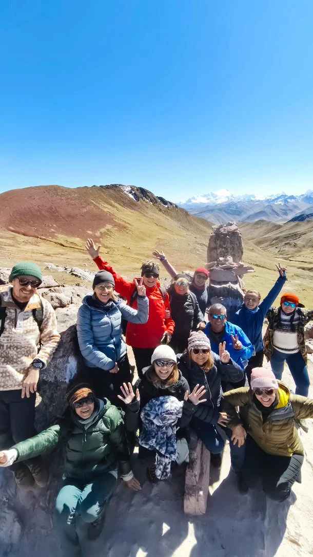 Dúhové hory Palcoyo nás včera privítali v celej svojej kráse. 🌈🏔️

Počasie nám prialo, výhľady boli dychberúce a najväčšiu radosť nám urobilo, že na vrchol sa podarilo vyjsť úplne všetkým. 

Spoločne sme si vychutnali farebné horské svahy, ticho peruánskych Ánd a panorámy, na ktoré sa nezabúda. 

Ďakujeme našej skvelej skupine za energiu, úsmevy a odhodlanie. 💯

#alpacatravelsk
#cestujsnami 
#tonajzjuznejameriky 
#tonajzperu