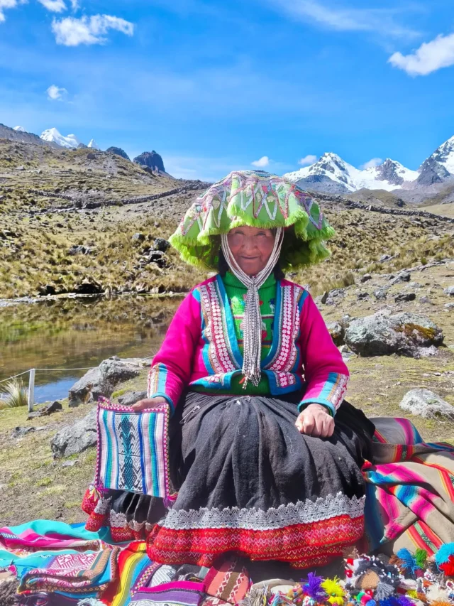 🏔️ Ausangate – posvätná hora Peru 💙

Takéto výhľady sme si užili počas májového treku k 7 lagúnam Ausangate, počas nášho zájazdu Veľký okruh Peru.

Ausangate s výškou 6 384 m n. m. patrí medzi najvyššie vrcholy Peru. Pre obyvateľov Ánd je však oveľa viac než len hora. Dodnes ju uctievajú ako Apu Ausangate – ochrancu hôr, vody, zvierat a miestnych komunít. Je jedným z najvýznamnejších posvätných vrcholov v celej andskej kultúre.

Trek k siedmim lagúnam vedie vo vysokohorskom prostredí vo výške viac ako 4 600 metro. Každá lagúna má inú farbu – od tyrkysovej cez smaragdovú až po tmavomodrú – podľa minerálov, hĺbky vody a svetelných podmienok.

📸 Fotografie sú z nášho májového zájazdu. Ak chcete spoznať Peru aj mimo tých najznámejších miest, tento trek rozhodne stojí za to.