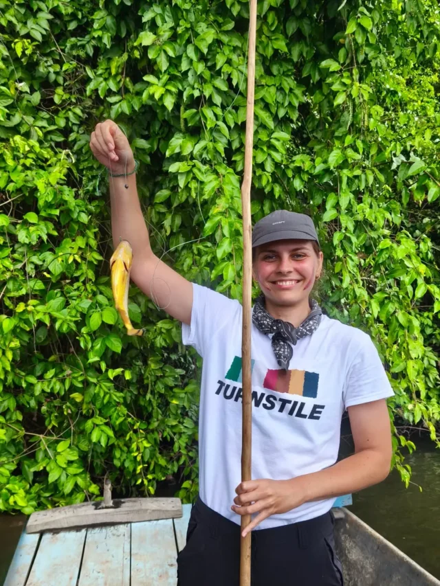🌿 Návšteva Amazonského pralesa počas nášho posledného zájazdu Peru, Amazónia, Bolívia a Chile.

Keď sa povie Amazónia, väčšine ľudí napadne Brazília. Vedeli ste však, že takmer 60 % územia Peru pokrýva Amazonský prales? V Ekvádore je to približne 45 % územia a významnú časť zaberá aj v Bolívii a ďalších krajinách. Práve preto sme návštevu Amazónie zaradili do všetkých našich zájazdov do Peru aj do programu Ekvádor & Galapágy.

Ak vás zaujíma, prečo je Amazónia taká výnimočná, pripravili sme o nej aj nový blog. článok na našej webstránke. 🌱

Naše fotografie a videá:
🐟 1. Sisa ulovila najväčšiu piraniu.
🦦 2. Gigantické vydry.
🌿 3. Prechádzka zaplaveným pralesom.
🦫 4. Kapybary.
🕷️ 5. Tarantula.
🦋 6. Chrobáky a motýle.
🚤 7.–8. Kormidlovanie lode a šikovní Peťo s Maťkou.
🦜 9. Pozorovanie papagájov na hlinenej lízacej stene.

#alpacatravelsk #tonajzjuznejameriky